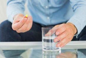 Ein Mann nimmt ein wirksames Antibiotikum gegen Prostatitis. 