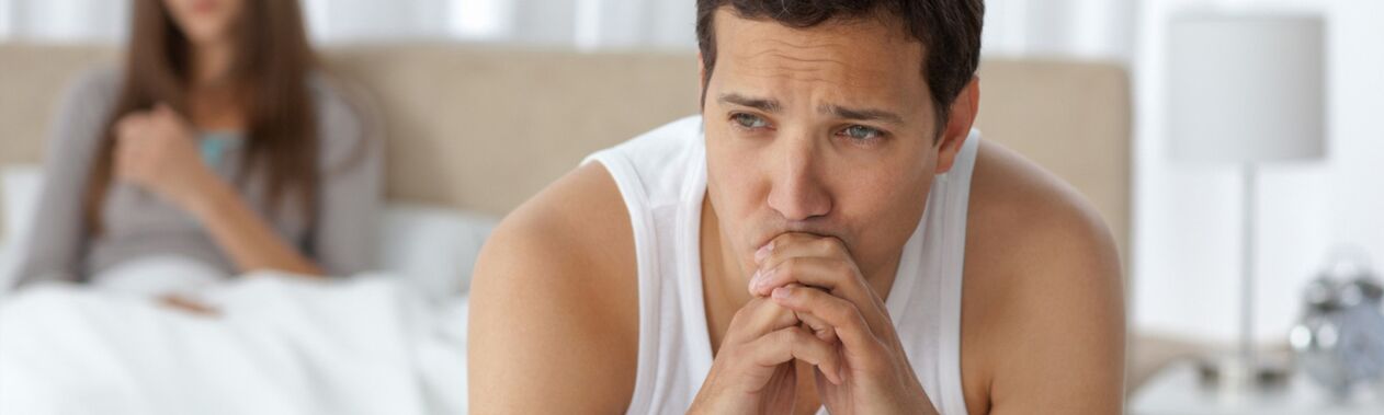 Ein Mann leidet an Prostatitis.